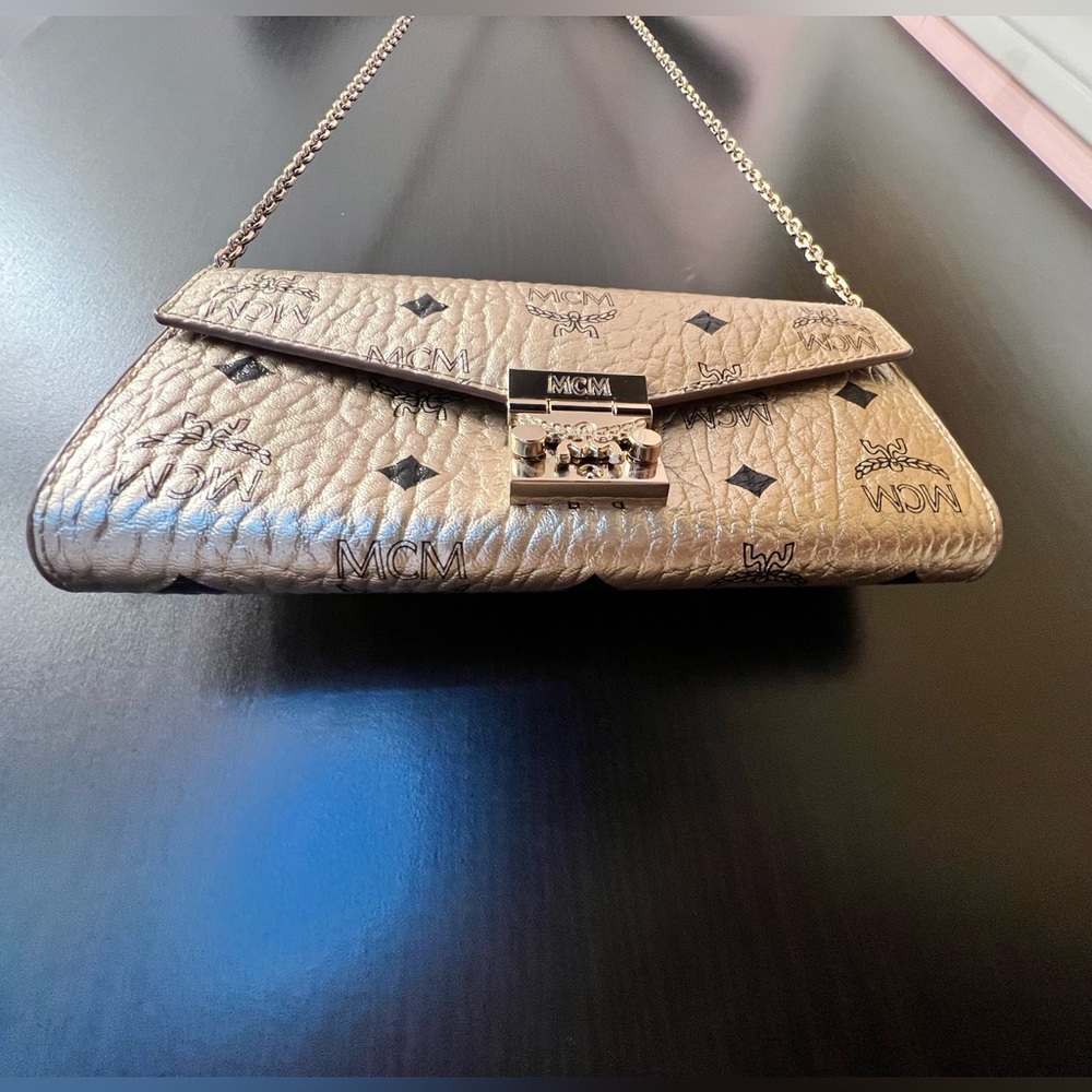 MCM Authentic
Crossbody Wallet & Chain
Canvas and leather
Gold /black MCM logo - Picture 3 of 11